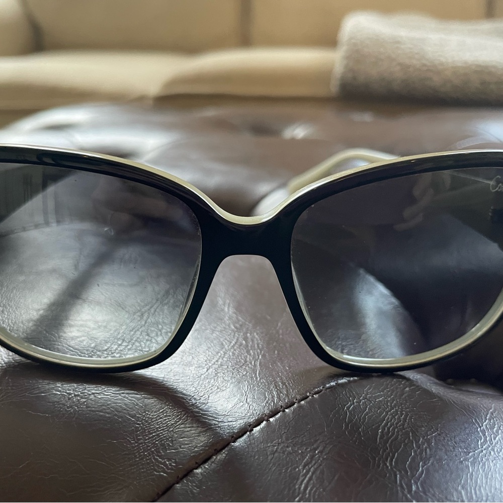 Coach sunglasses Drea Black.
Tan interior outline.